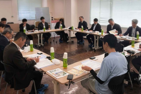 北海道産小麦流通実態調査研修の会場で、テーブルを囲んで着席する参加者の様子