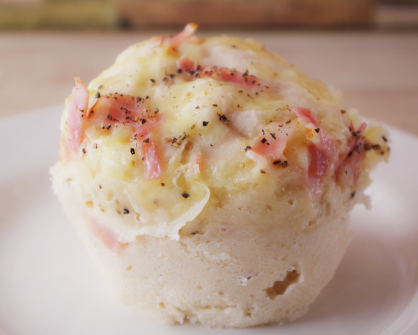 ベーコンとチーズをトッピングした、お惣菜風の「レンジDE蒸しパン」